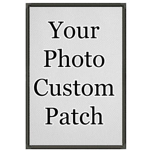 Puede incluir: Un parche rectangular personalizado con un fondo de tela gris claro y un borde bordado en negro. El texto Your Photo Custom Patch está impreso en negro, con una fuente serif en el centro del parche, ocupando la mayor parte de la superficie.