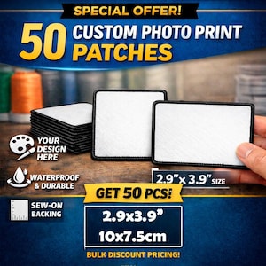 Könnte beinhalten: Bild von 50 individuellen Fotodruck-Patches. Die Patches sind rechteckig mit weißer Oberfläche und schwarzem Rand. Die Größe beträgt 7,5 cm x 10 cm. Der Text enthält "Ihr Design hier", "Wasserdicht & haltbar" und "Zum Aufnähen".