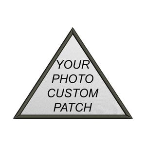 Könnte beinhalten: Ein dreieckiger Aufnäher mit weißer Stoffmitte und dunklem Rand. Der Text YOUR PHOTO CUSTOM PATCH ist in schwarzen, serifenlosen Großbuchstaben in der Mitte des Dreiecks aufgedruckt und in vier untereinander angeordneten Zeilen platziert.