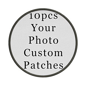 Może przedstawiać: Okrągła naszywka z jasnoszarym, teksturowanym tłem z tkaniny i ciemnoszarym, obszytym brzegiem. Tekst 10pcs Your Photo Custom Patches jest nadrukowany czarną czcionką szeryfową na środku naszywki, wypełniając całą jej powierzchnię.