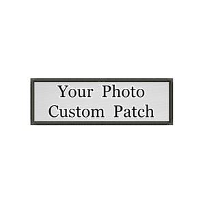 Puede incluir: Un parche rectangular personalizado con un fondo gris claro y un borde oscuro. El texto "Your Photo Custom Patch" está impreso en una fuente serif negra en el centro del parche. El diseño es sencillo y presenta una disposición limpia.