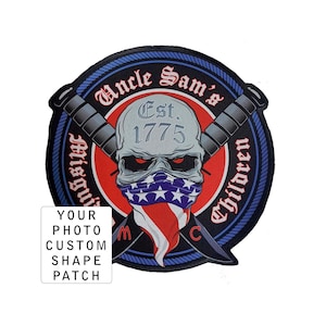 Può includere: Una toppa ricamata circolare raffigurante un teschio che indossa una bandana rossa, bianca e blu con il motivo della bandiera americana. Dietro il teschio ci sono due coltelli incrociati. Il testo recita Uncle Sam's Misguided Children Est. 1775.