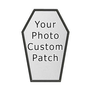 Peut inclure: Un patch photo personnalisé noir et blanc en forme de cercueil. Le texte "Your Photo Custom Patch" est imprimé sur le patch.