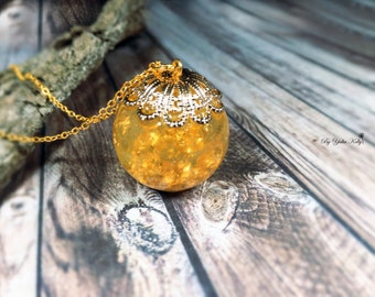 Gold Sphere Necklace, Gold Powder Pendant, Honey Sphere Necklace, Festive Sphere necklace, Sphere With Gold Powder, Antique Gold Necklace