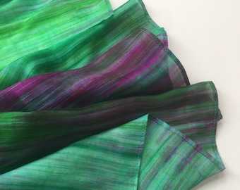 Bufanda de seda morera tejida a mano: chal de boda bohemio con degradado, tonos verdes y morados navideños.