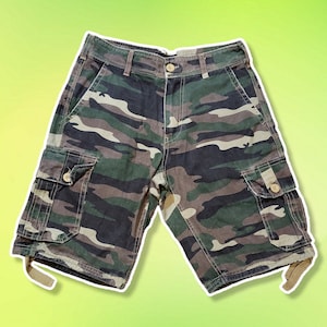 30 // Freeworld camouflage camo print combat cargo shorts - mid-rise, straight leg - adjustable drawstring hems, 6 pockets, zipper fly