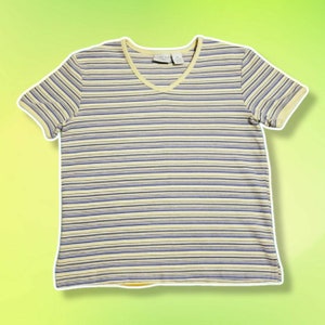 Petite M - Sonoma Life + Style blu pastello, giallo, bianco t-shirt a maniche corte in maglia a righe t-shirt top scollo a V ritagliata carina estate y2k
