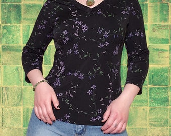 M | Clothing Co. by Notations | adorable 90s vintage black 3/4 sleeve floral print v-neck shirt | fitted | lace trim | slinky & stretchy