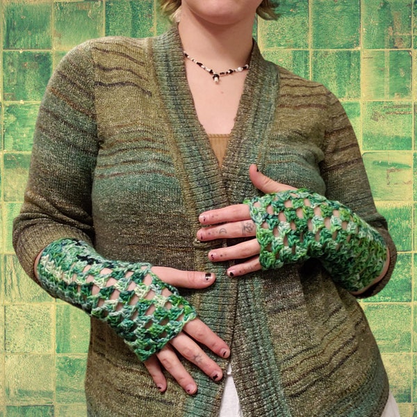 CLIMBING IVY | crochet green fingerless gloves / wristwarmers handmade by me!! | shades of green | fairy forest fae | small-medium hands