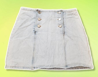 6 (S) // For Her by Van Heusen cute 90s vintage light wash denim high-waisted mini skirt - 6 button closure - 100% cotton - has stretch