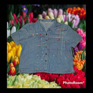 L - unbranded blue denim chambray floral flower embroidered short sleeve button down blouse cropped crop top women&#39;s large vintage 90s cute
