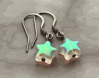 Pendientes de estrella iridiscente: delicadas joyas celestiales