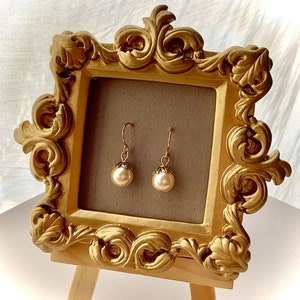 Pale peach pearl earrings with gold leaf accents | Vintage style drop earrings