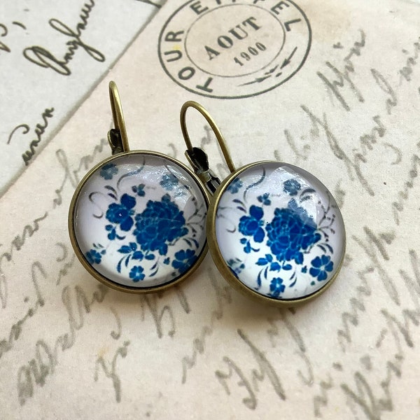 Style chinois fleur bleue aspect porcelaine, boucles d'oreilles bouton, boucles d'oreilles cabochon - Bijoux en alliage de style ancien pour femme et fille, ambiance chalet