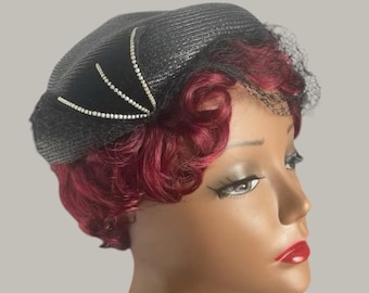Cappello a mezzaluna anni '50: velo in acetato di velluto con perline, cappelliera formale nera