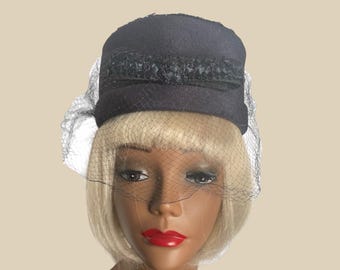 Cappello a tamburello blu navy vintage anni '60: corona alta, rifiniture in rafia, velo