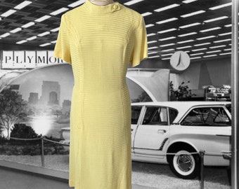 Vintage 1960s Lady Brief Kleid, gelbes A-Linien-Tageskleid, Etuikleid, Polyesterstrick, Scheinkragen, kurze Ärmel, Modestile der 60er Jahre