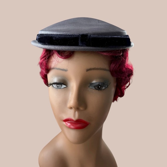 Vintage 1940s Navy Blue Straw Hat with Velvet Bow - image 3