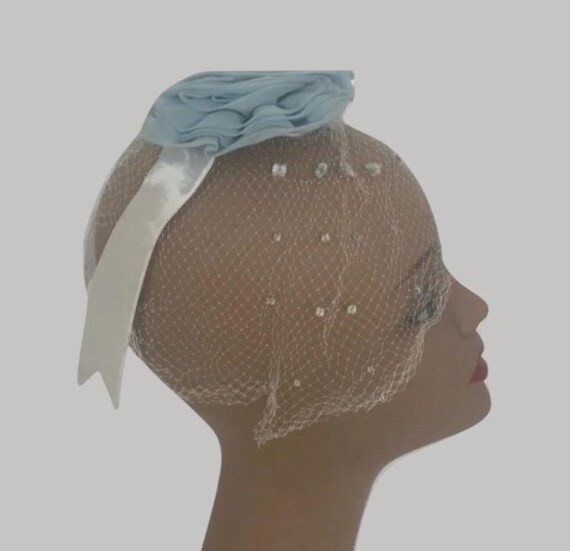 Vintage 1950s Veiled Fascinator in Good Condition Vintage 1940s-50s Fascinator Veil Hat White, Ivory Lace Hat  main image 3
