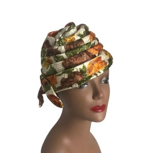 Chapéu turbante de brocado floral vintage dos anos 1960: cloche assimétrico