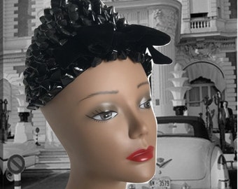 vintage années 1960 Betmar Cellophane Straw Cone Hat, Mid Century Mod Black Hat, Couronne pointue, Arc en velours noir, Chapeau de costume, Formel, Chapeau de ruche