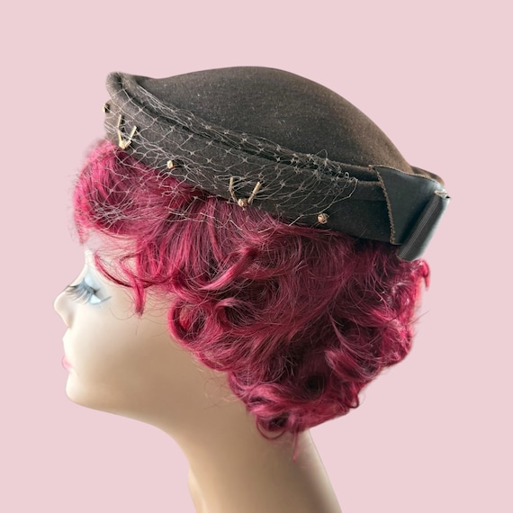 Vintage 1950s Brown Felt Pillbox Hat: Beaded Veil Fascinator  display picture 2