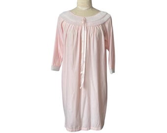 Camisola vintage rosa de tricô, com gola plissada de chiffon, lingerie dos anos 1960.
