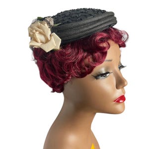 Vintage Pillbox Hut: Schwarze Perlenkappe mit Faux Rose
