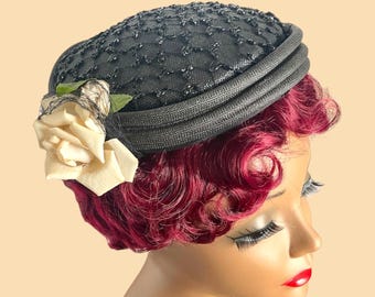Vintage Black Woven Straw Pillbox Hat Ruffle Brim Floral Ribbon Bow Mid Century Vintage Woven Straw Pillbox Hat Brown Grosgrain Ribbon Bow  main image 2