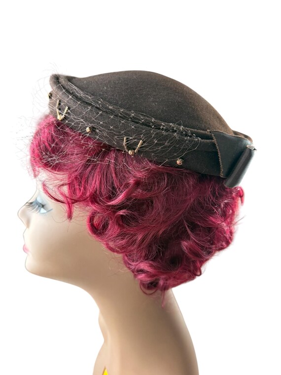 Vintage 1950s Brown Felt Pillbox Hat: Beaded Veil Fascinator  display picture 3