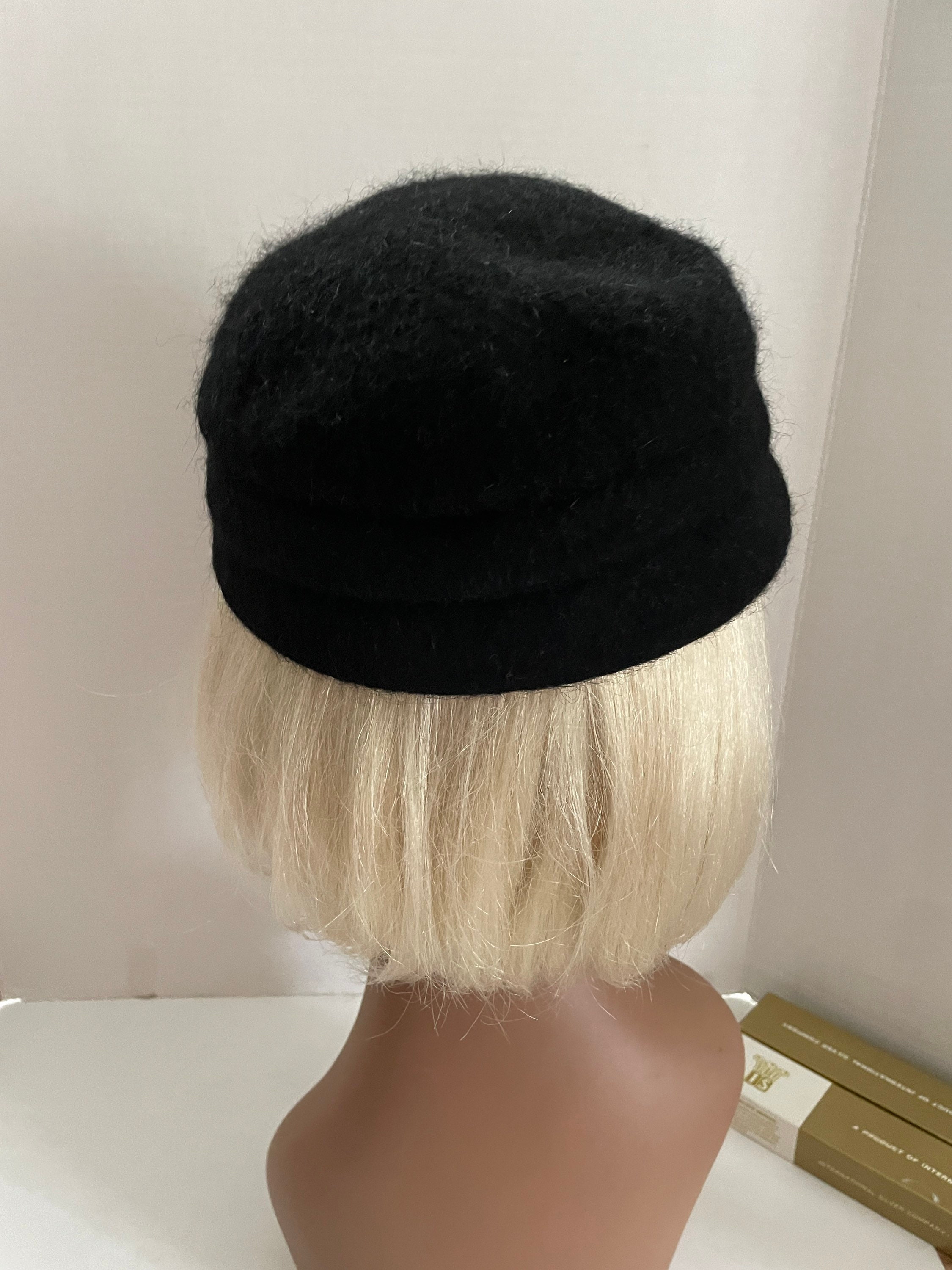 Chapeau Cloche Femme En Feutre De Laine Vintage - Noir Avec Plume, Années 30-50, Neuf Avec étiquettes