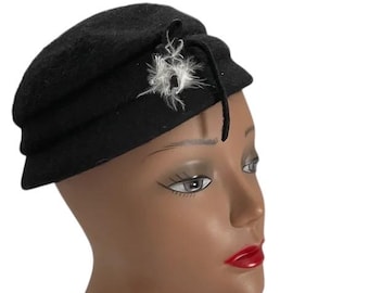 Sombrero cloche vintage de fieltro de lana negro de los años 40: detalle de plumas