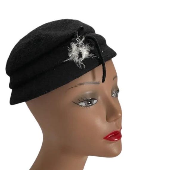 Vintage 1940s Black Wool Felt Cloche Hat: Feather Detail - Etsy display picture 3