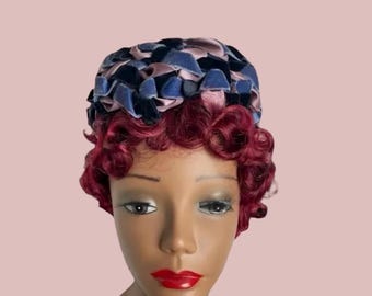 Cappello a tamburello vintage anni '60: tessuto intrecciato, velluto e raso, blu malva