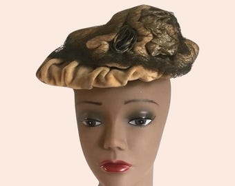 Antiker Damen Samt Hut: Handgemachte Rosen & Netzgewebe, Vintage Hutmacherkunst