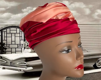 Vintage 1960er Satin Toque, Pillbox Turban Style Hut, Pink und Rot Satin, Mid Century Vintage Millinery, Union Made Label, Stoffhut