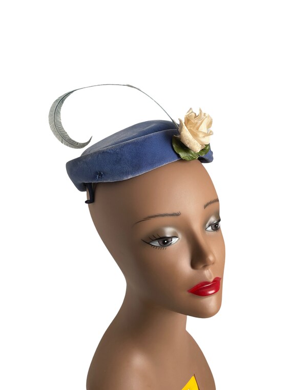 Vintage 1950s Ladies Hat with Feather, Blue Velve… - image 5