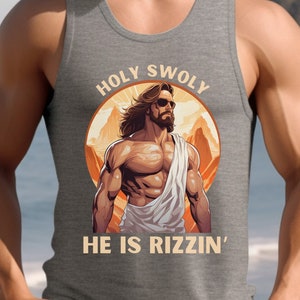 Puede incluir: Una camiseta sin mangas gris con un gr&aacute;fico de una figura musculosa de Jes&uacute;s con gafas de sol y una t&uacute;nica. El gr&aacute;fico est&aacute; rodeado de un c&iacute;rculo con el texto "HOLY SWOLY" en la parte superior y "HE IS RIZZIN'" en la parte inferior.