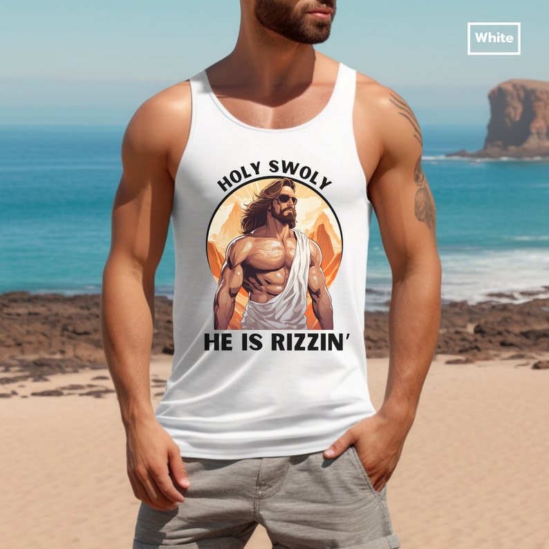 Puede incluir: Camiseta sin mangas blanca con un gr&aacute;fico de una figura de Jes&uacute;s musculosa con gafas de sol y una t&uacute;nica blanca. El texto "HOLY SWOLY HE IS RIZZIN'" est&aacute; impreso en la camiseta.