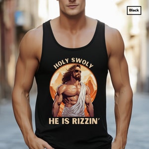 Puede incluir: Una camiseta de tirantes negra con un gr&aacute;fico de un Jes&uacute;s musculoso con gafas de sol y una t&uacute;nica blanca. El gr&aacute;fico est&aacute; rodeado de un c&iacute;rculo con el texto "HOLY SWOLY" en la parte superior y "HE IS RIZZIN'" en la parte inferior.
