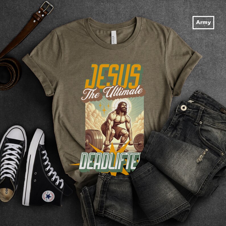 Op de afbeelding: Een groen T-shirt met een afbeelding van Jezus die gewichten heft. De tekst op het shirt luidt "Jesus The Ultimate Deadlifter".