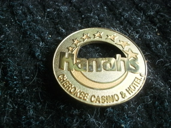 Vintage Gold Tone Sturdy Souvenir Magnet Harrah's Cherokee Casino Hotel  North Carolina 1 and 7/8