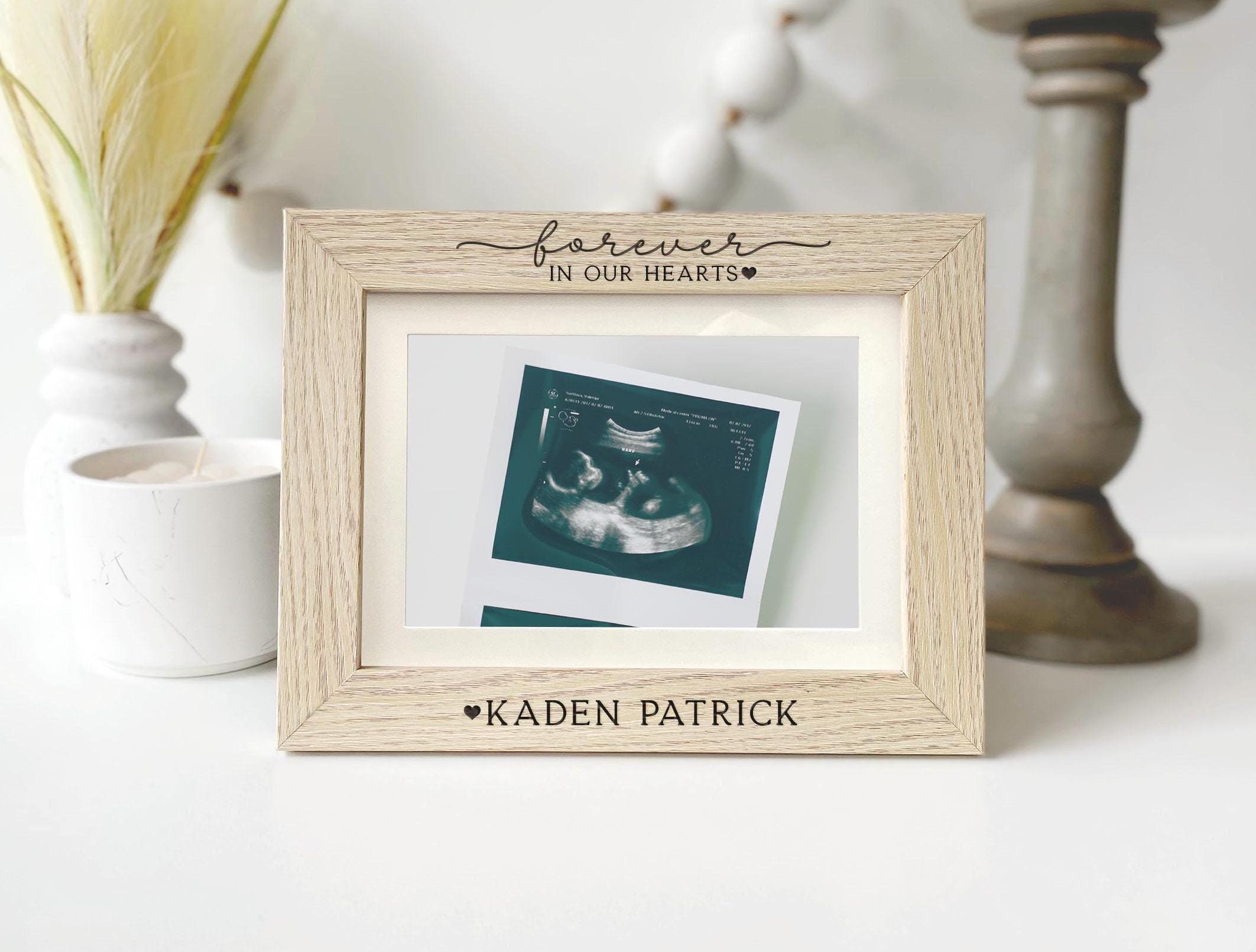Por siempre en nuestros corazones / Marco de fotos personalizado / Regalo conmemorativo de aborto espontáneo / En memoria de nuestro bebé / Regalo de condolencias por pérdida