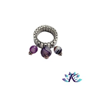 Peut inclure: Une bague ajustable en argent avec trois perles d'agate violettes et blanches qui pendent.