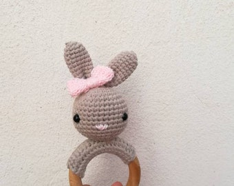 Mordedor de amigurumi. Sonajero de amigurumi. Conejo.