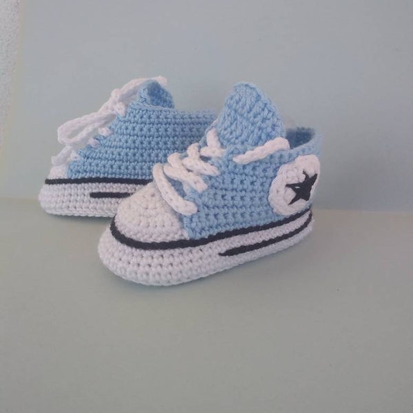 Zapatillas de crochet tipo Converse All Star para bebe en azul. Envío Gratis