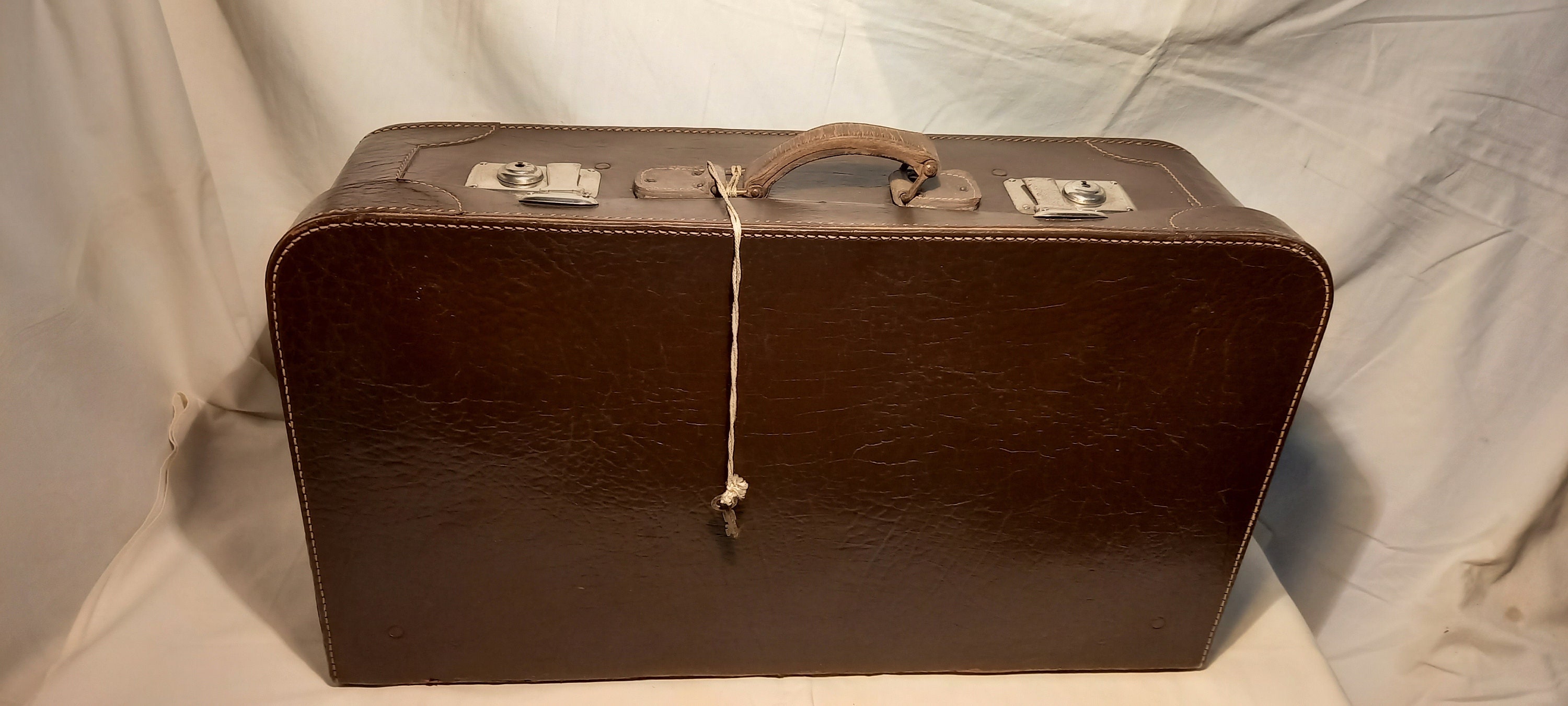Valise à bagages vintage en cuir vieilli marron par Golden