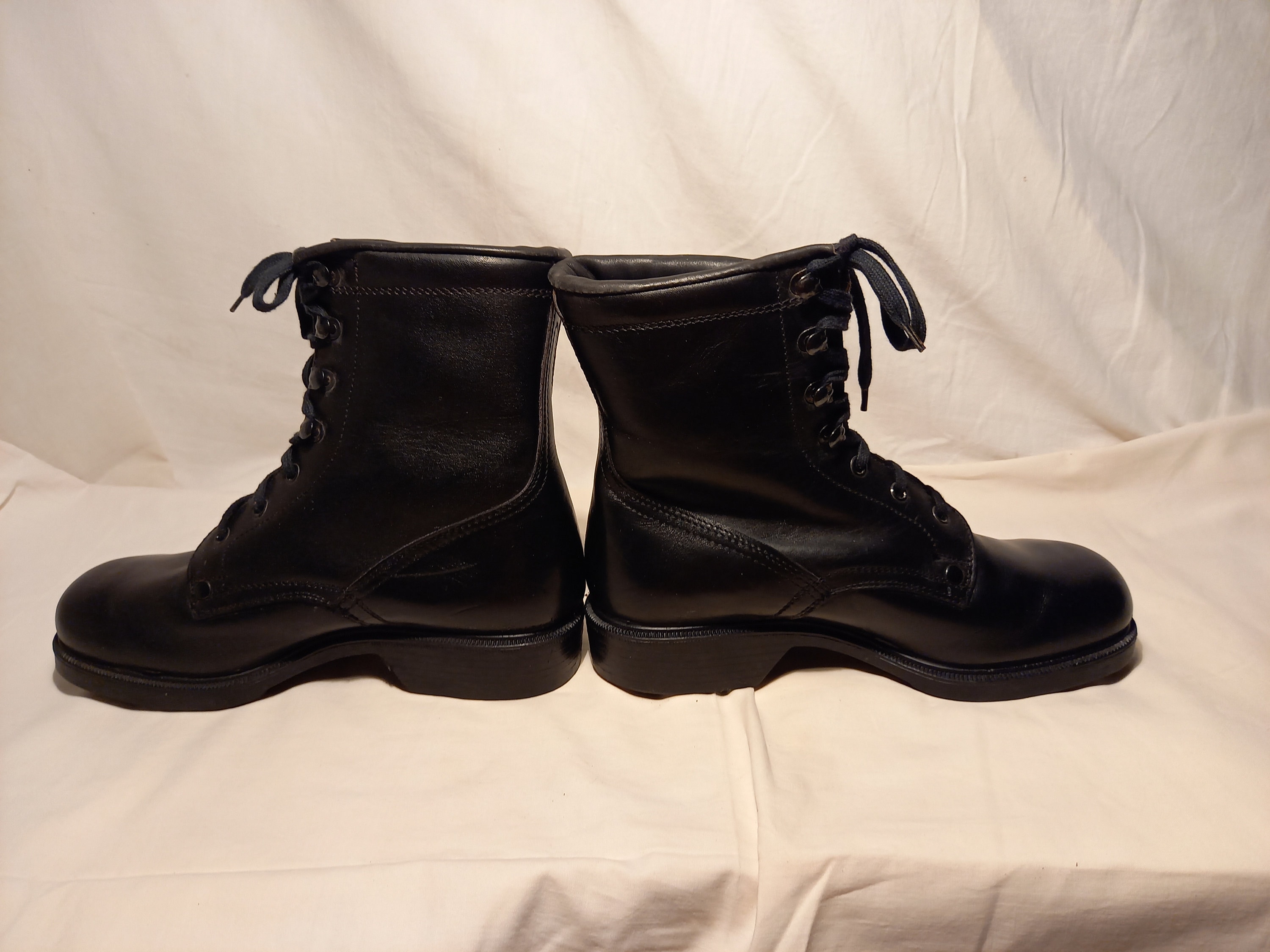 Zapatos Zapatos para hombre Botas Botas de trabajo y estilo militar Botas de cuero negro del ejército búlgaro vintage de 1980 