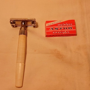 Vintage Men's Shaver - GILLETTE - ENGLAND
