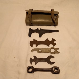 Estuche vintage de cuero verde de los años 60 para herramientas de bicicleta